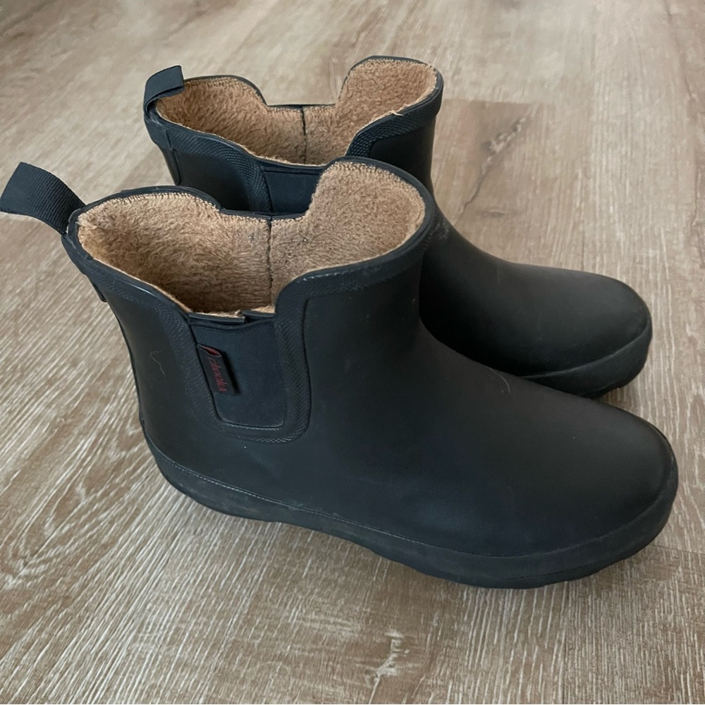 Plush lined Chelsea Chooka rain boots size 5 outdoor black cabin core fireside